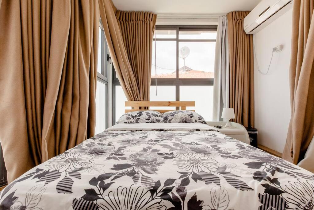 Апартаменты Charming Unit With Pool And Great Amenities Ришон-ле-Цион Экстерьер фото