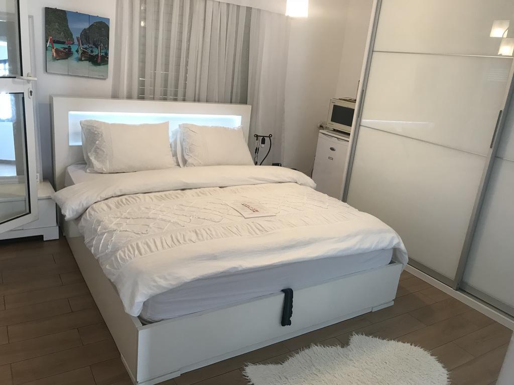 Апартаменты Charming Unit With Pool And Great Amenities Ришон-ле-Цион Экстерьер фото