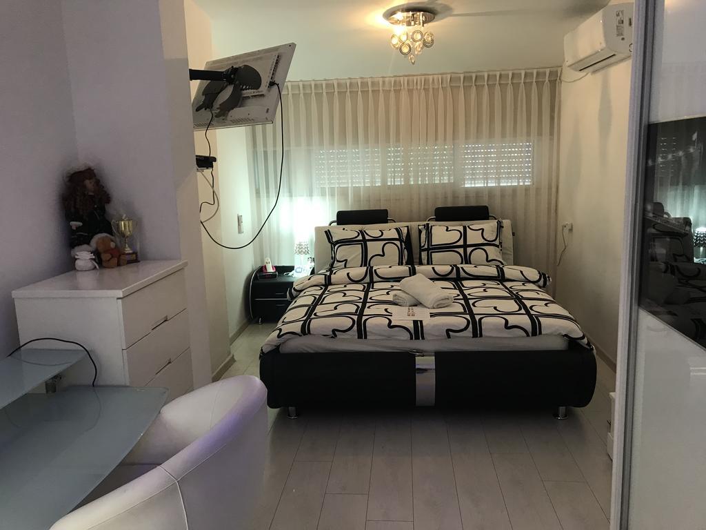 Апартаменты Charming Unit With Pool And Great Amenities Ришон-ле-Цион Экстерьер фото