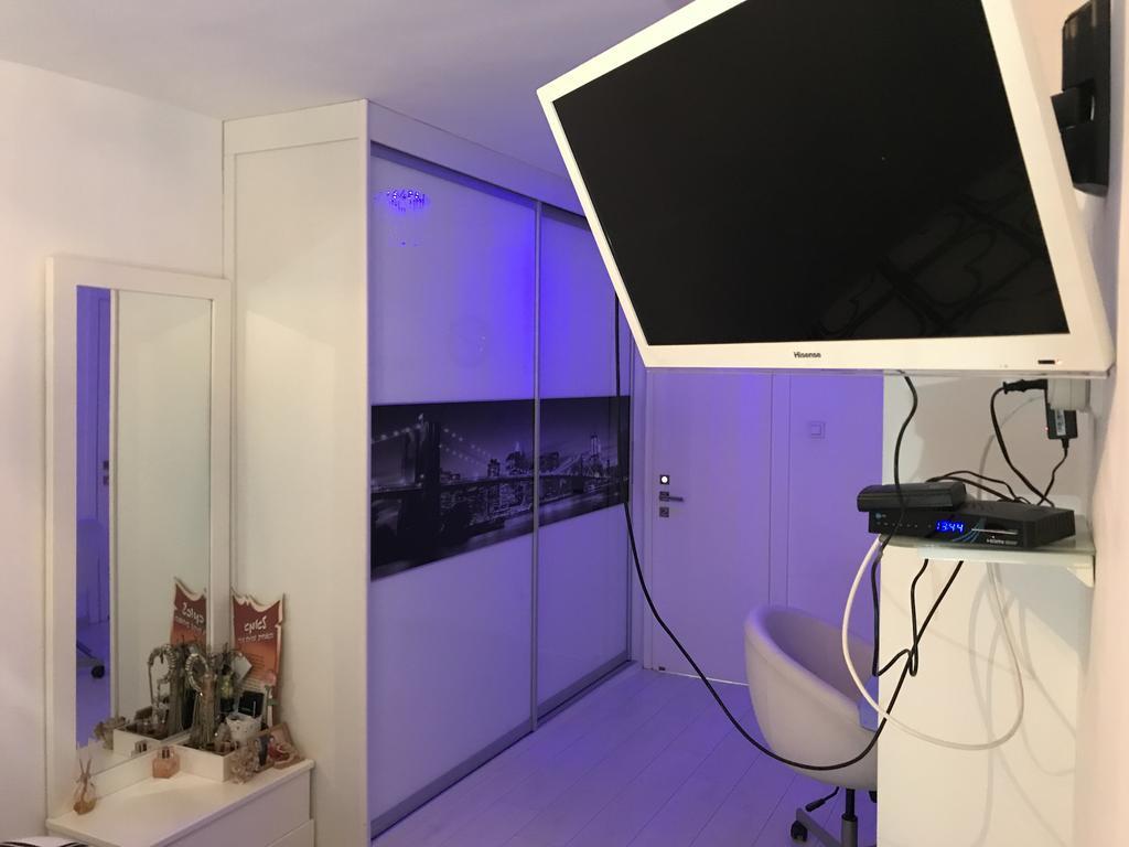Апартаменты Charming Unit With Pool And Great Amenities Ришон-ле-Цион Экстерьер фото